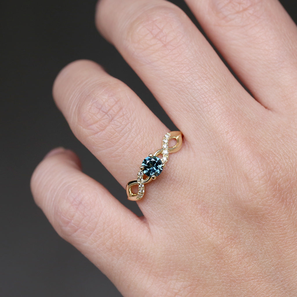 Infinity sapphire ring - 0.51ct round sapphire
