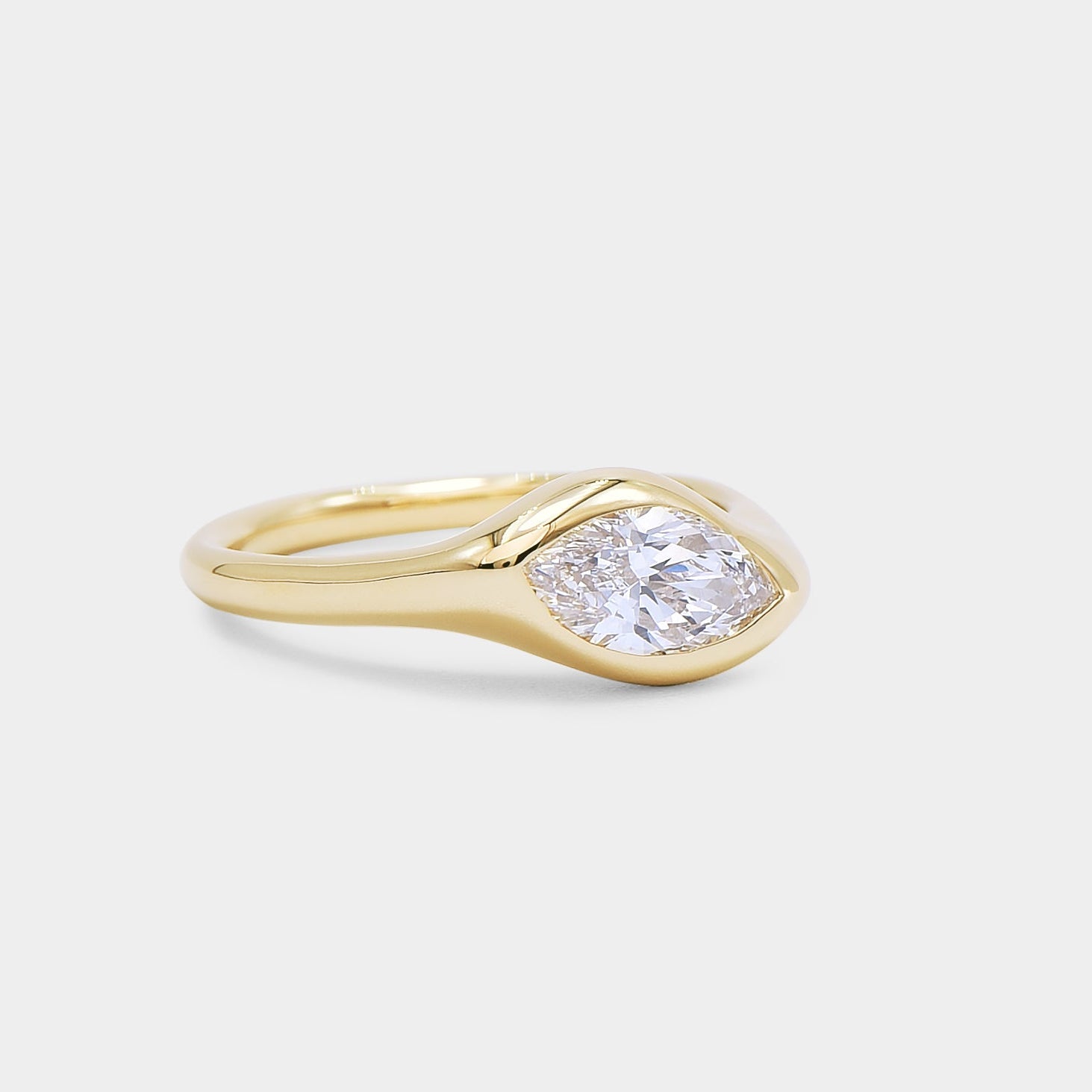 Sculpture curvy gold signet ring with a oval diamond