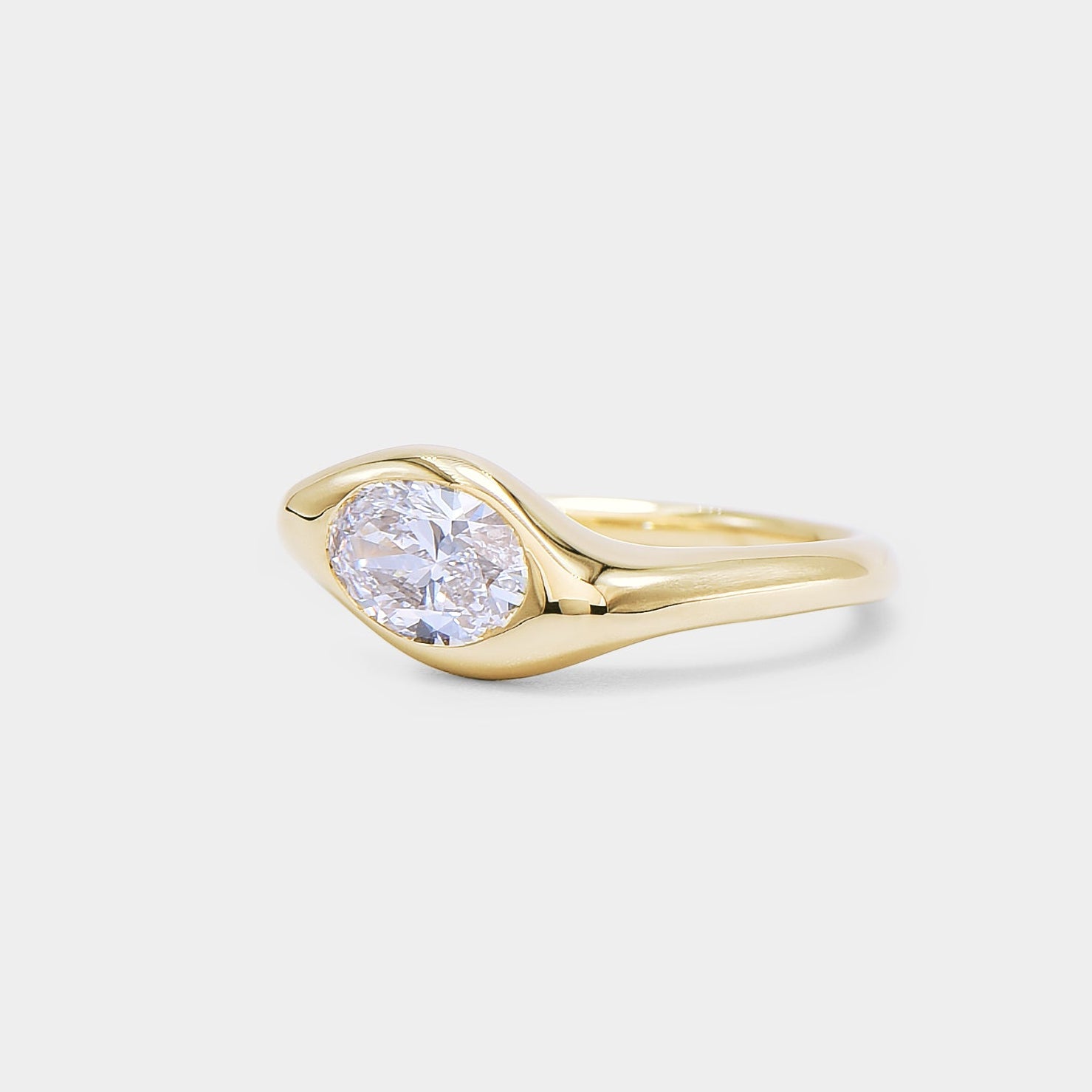 Sculpture curvy gold signet ring with a oval diamond