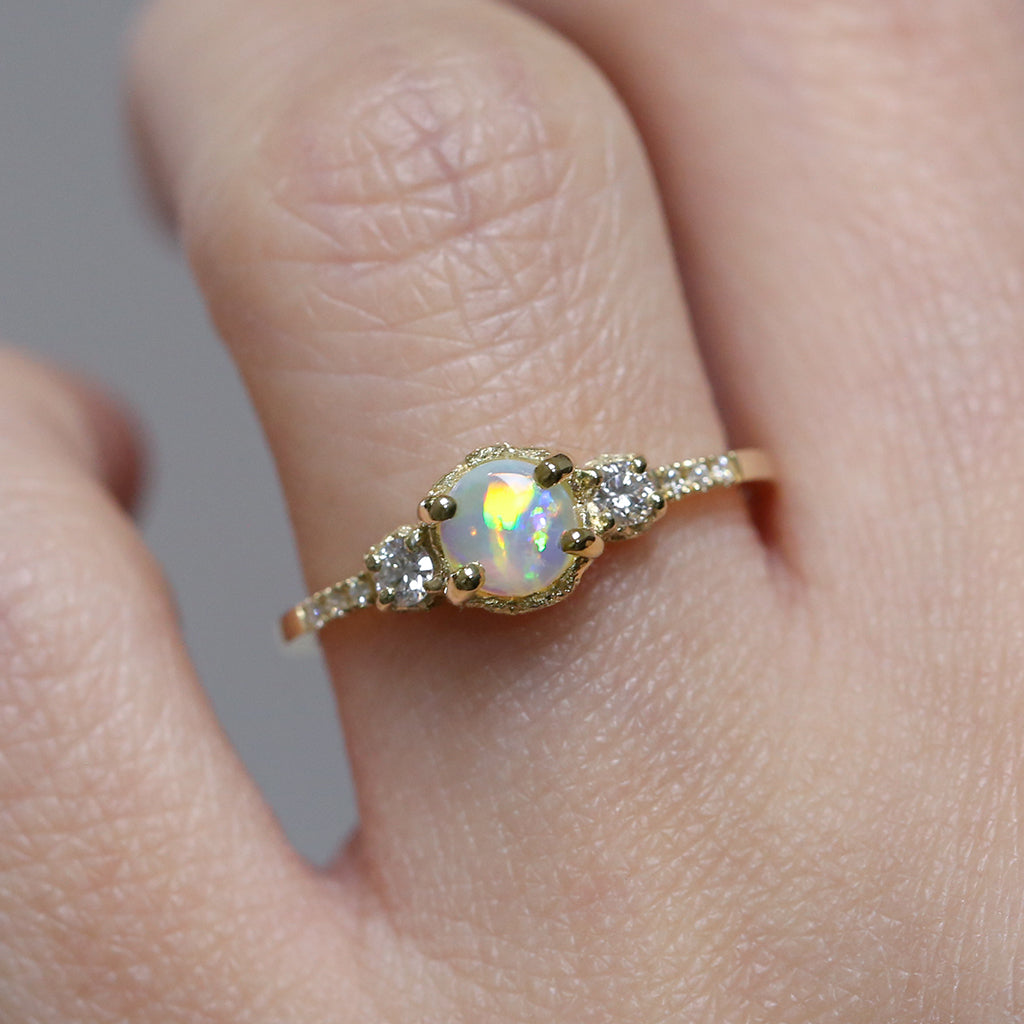Destiny opal ring (with 4 claws) - 5mm round crystal opal
