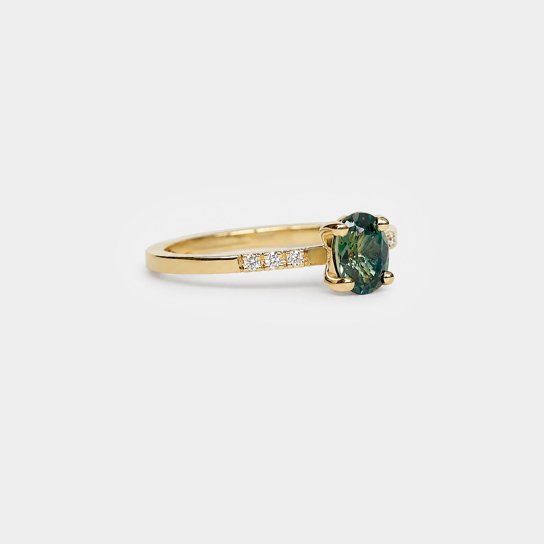 Solitaire pave band ring - Oval natural sapphire