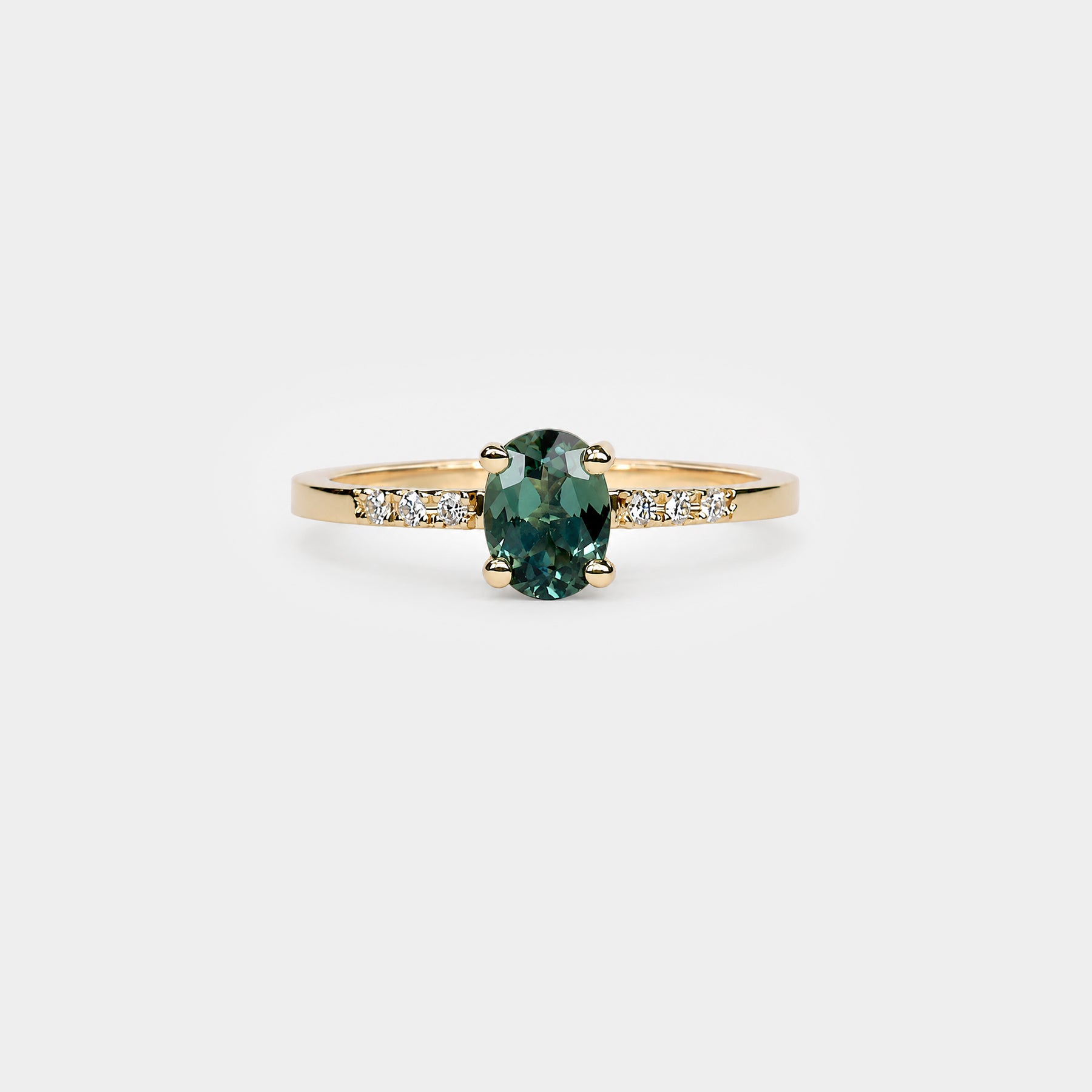 Solitaire pave band ring - Oval natural sapphire